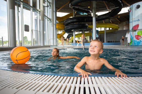 TERVISE PARADIIS_lapsed basseinis_children in pool (1)