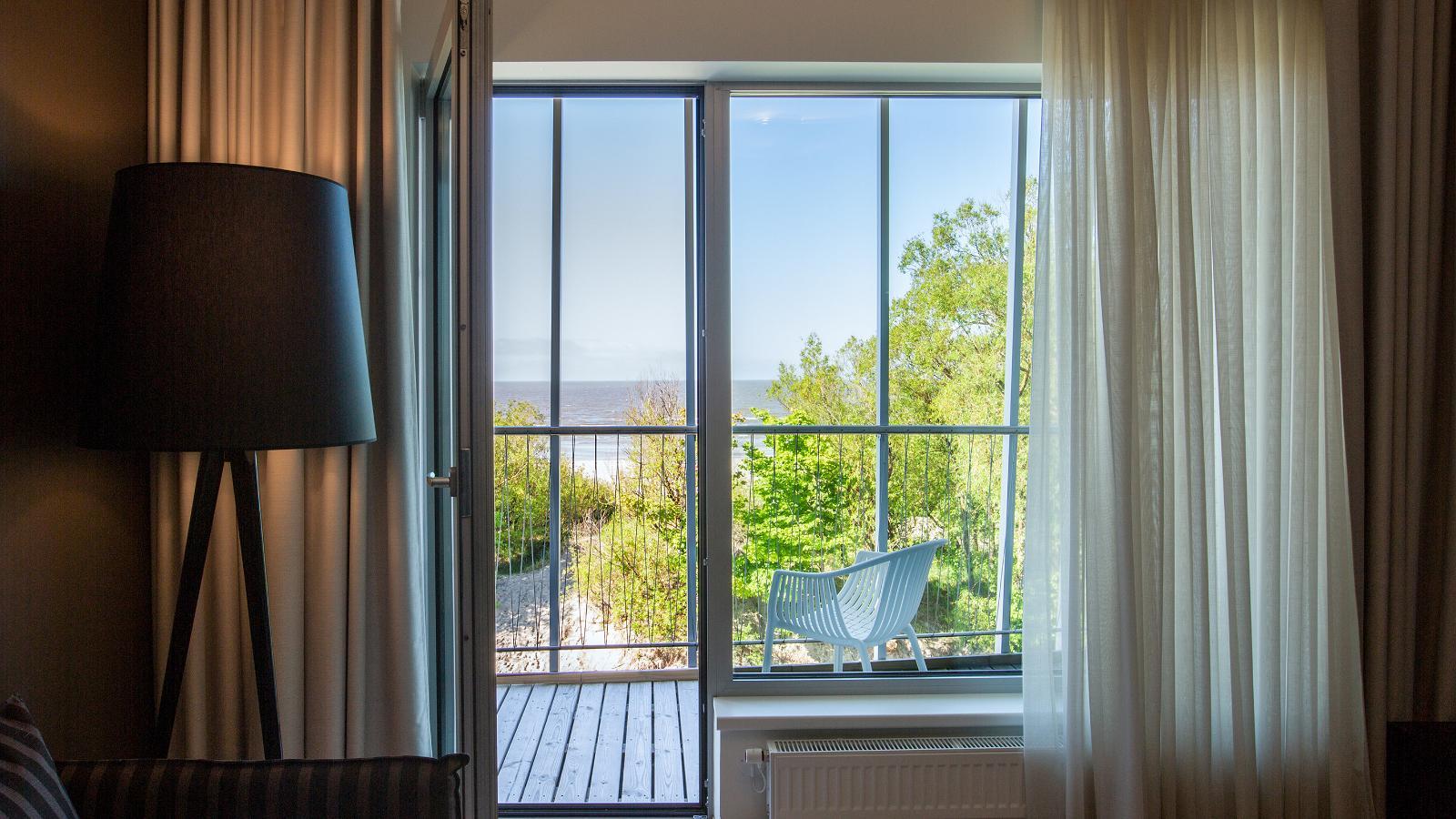 Suite numuriņa viesistaba ar skatu uz jūru