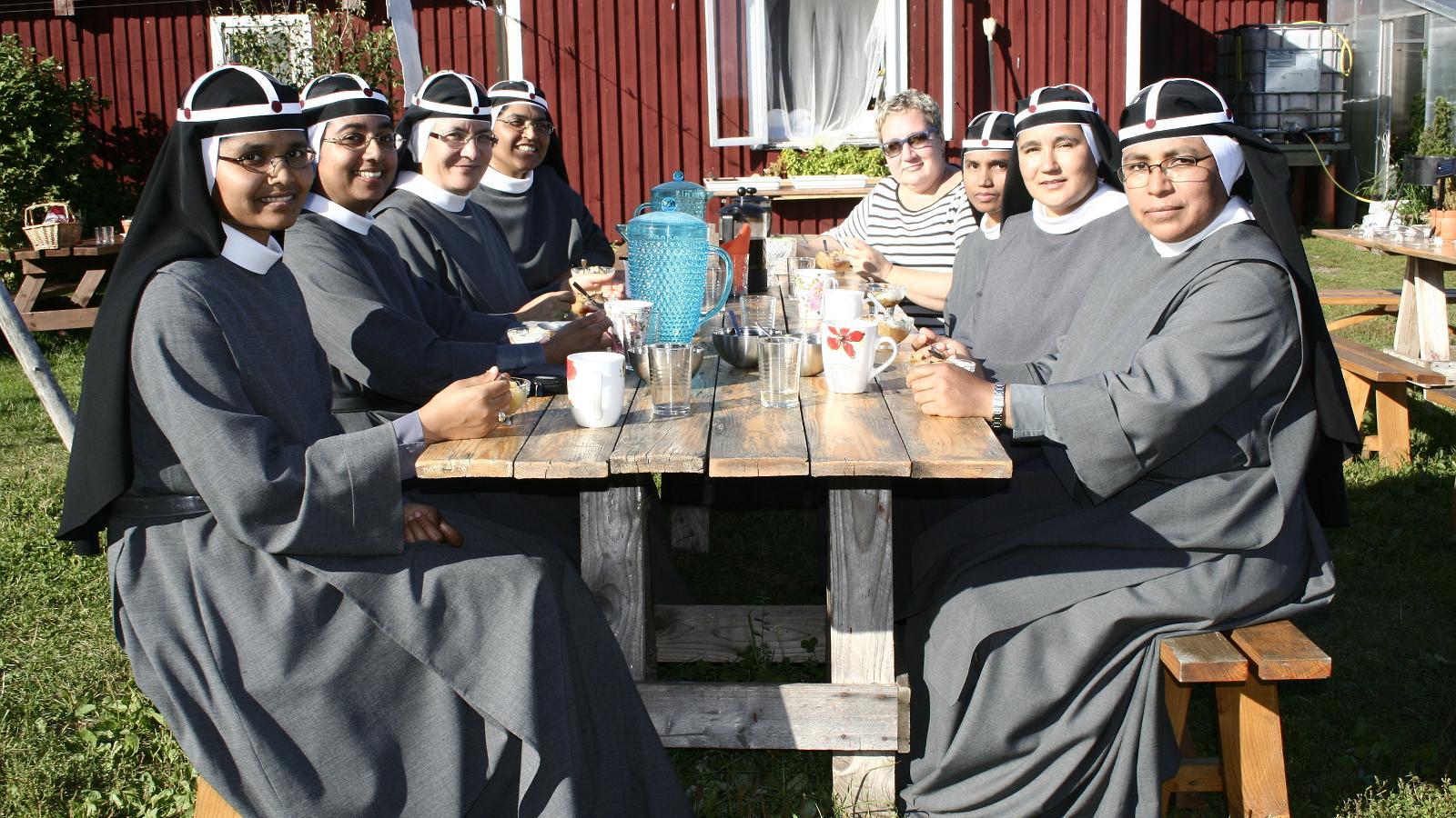 Монахини на острове Мания пробуют баранину