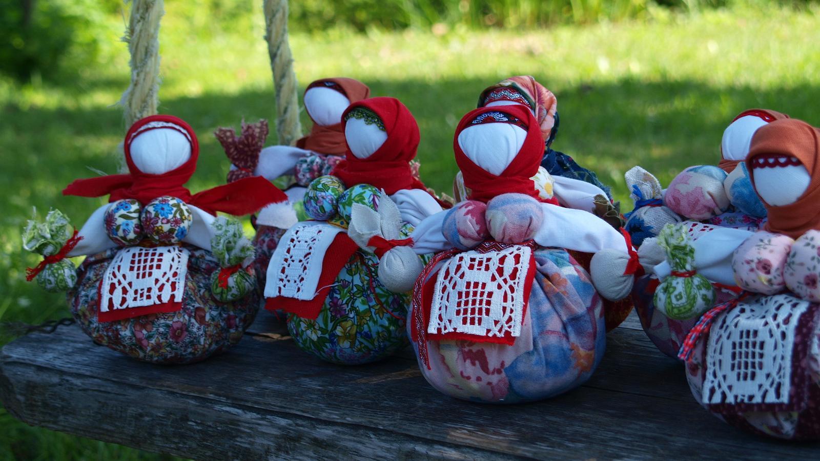 Workshop in a Russian farm for a doll filled with herbs (Travnitsa)