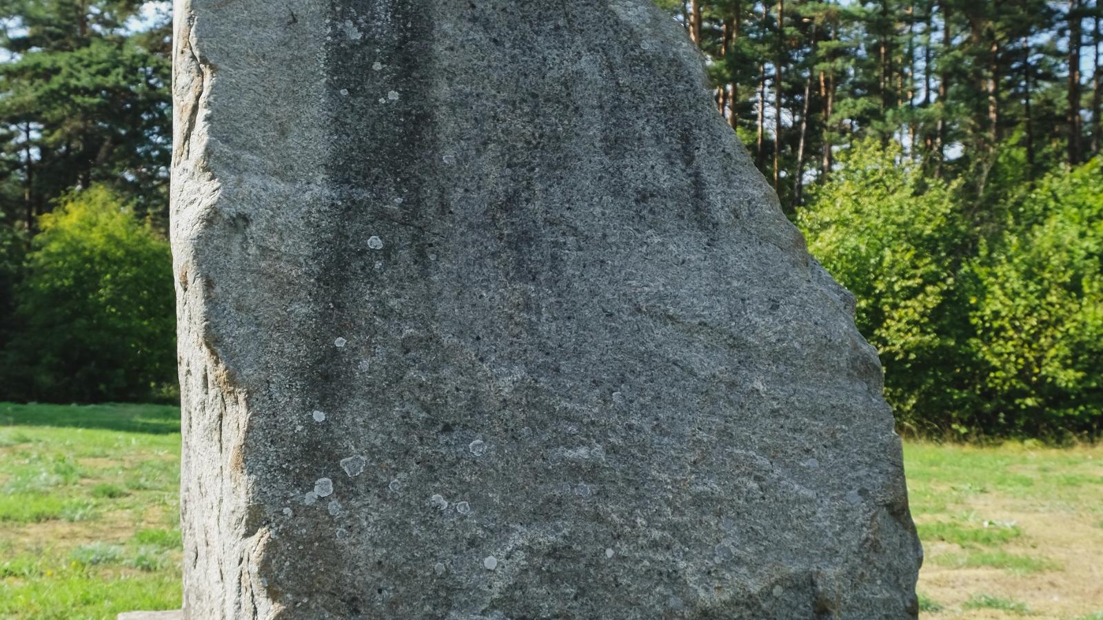 Kinhu vecā tautas nama piemiņas akmens