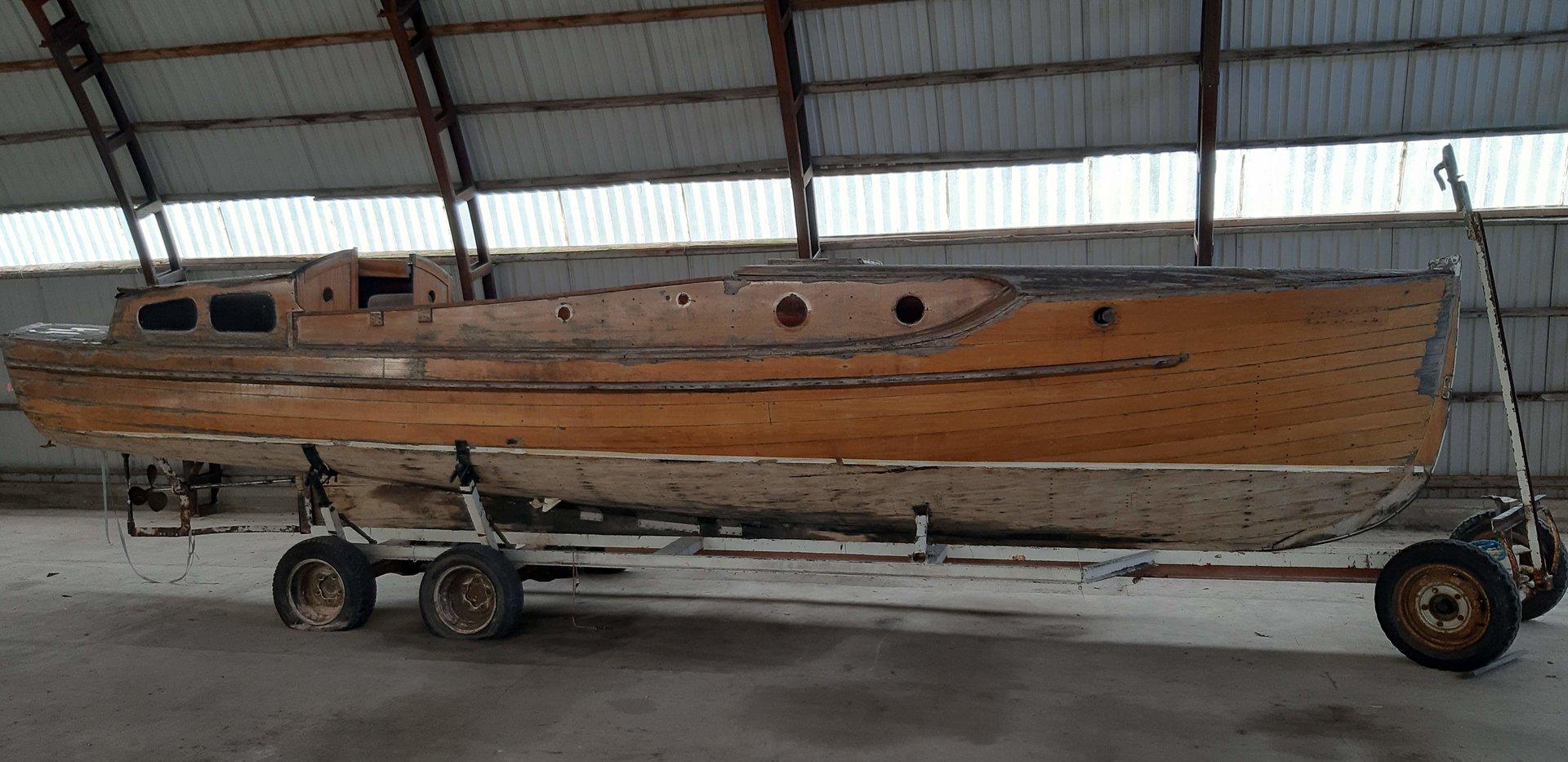 Paat angaaris / Boat in hangar