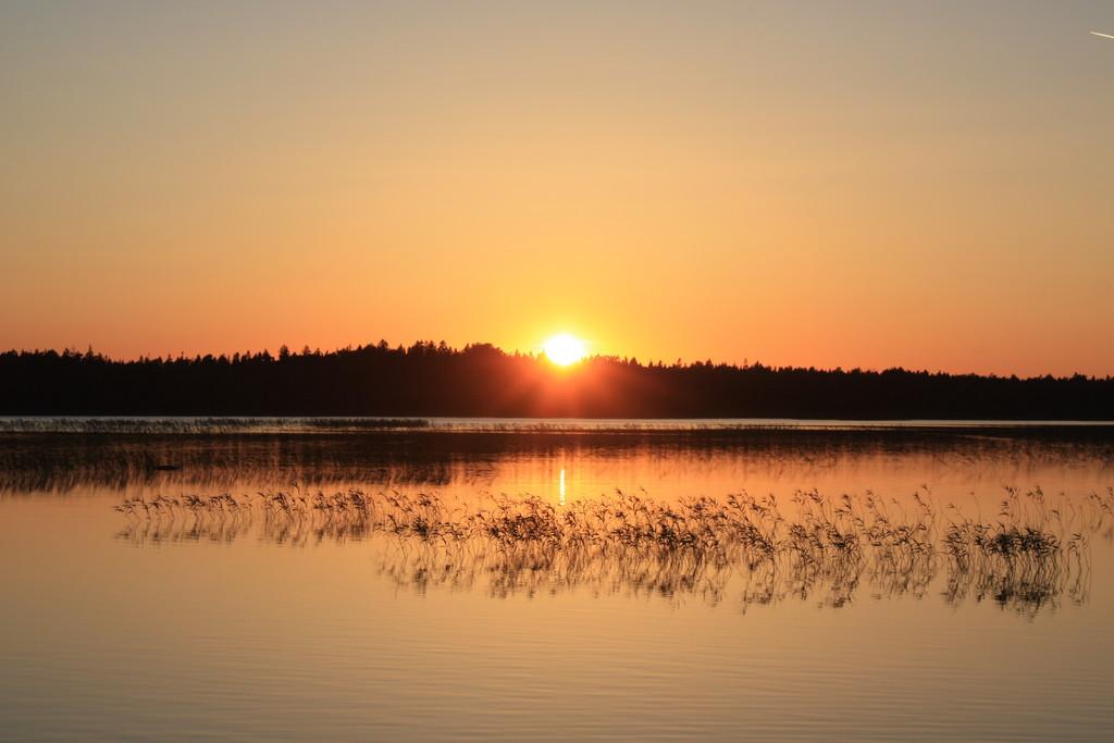 Ermistu järv päikeseloojangul
