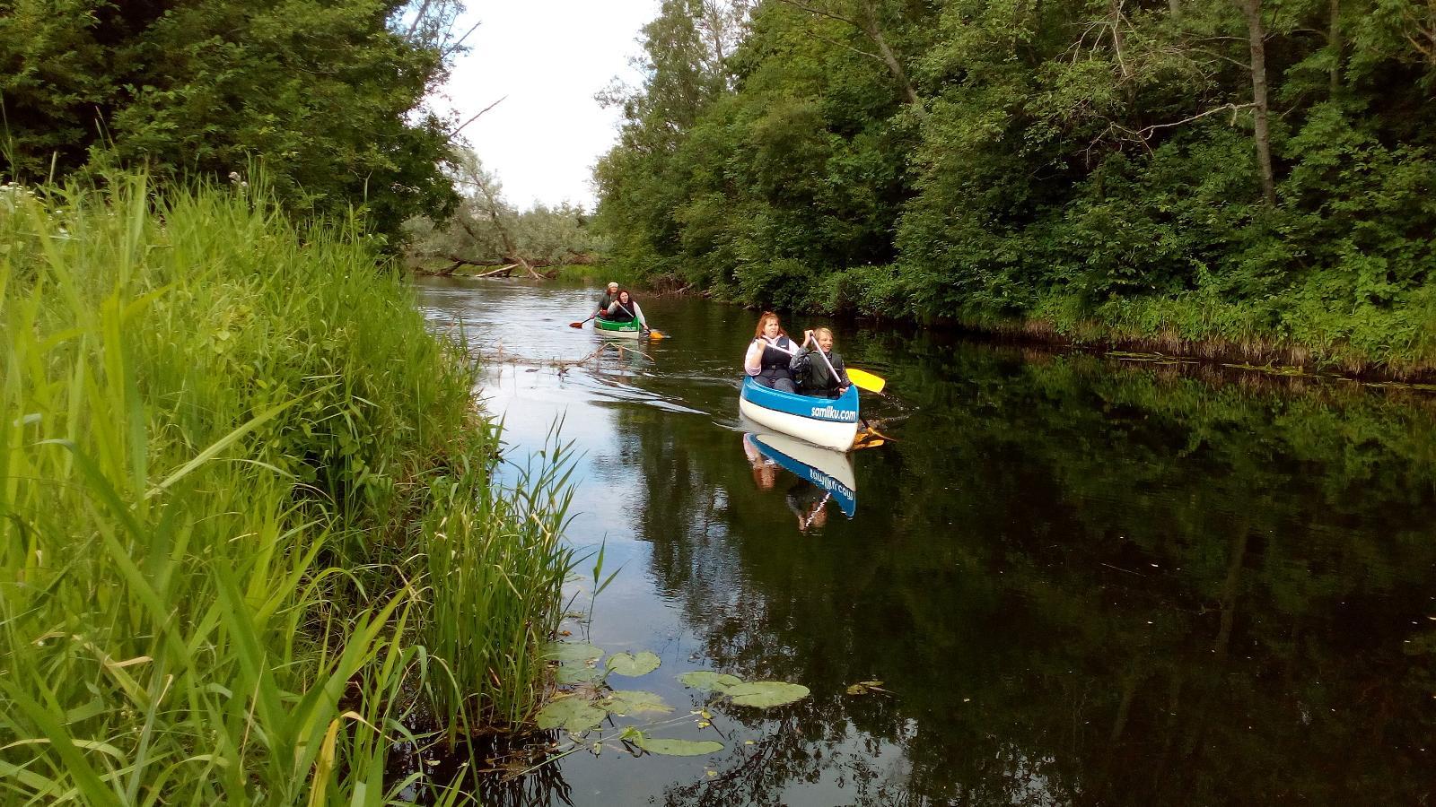 Tūrisma sētas "Salmiku" rīkotie izbraucieni ar kanoe laivām pa Pērnavas upi