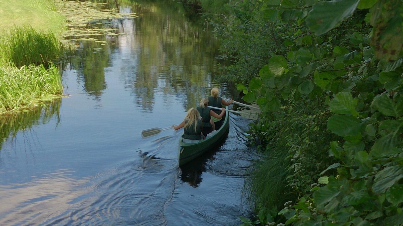 Kanuu.ee izbrauciens ar kanoe laivu ģimenei ar četrvietīgu drošu kanoe laivu pa Audru upi