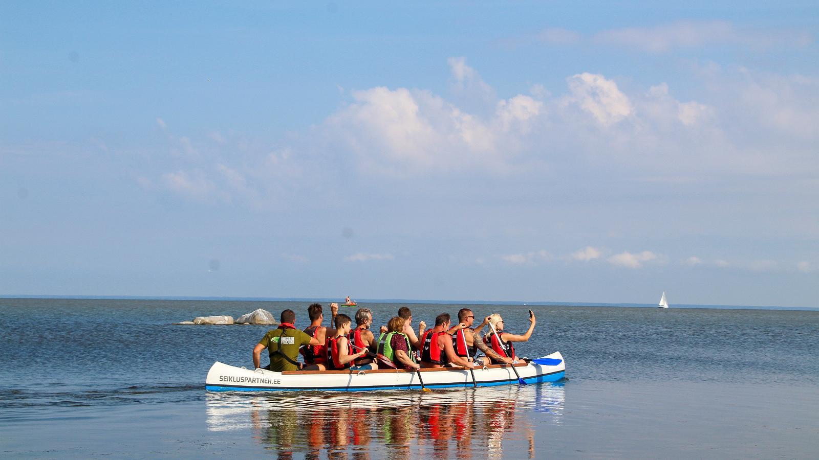 Izbrauciens ar lielajām kanoe laivām vai kajakiem uz Oosēri