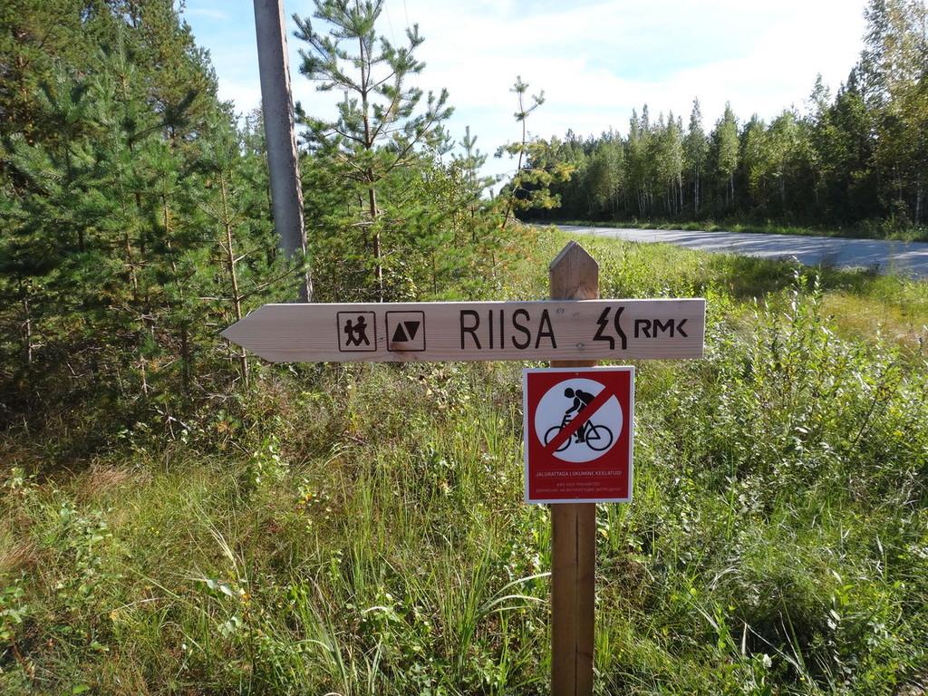 Road sign pointing to Riisa Study Trail