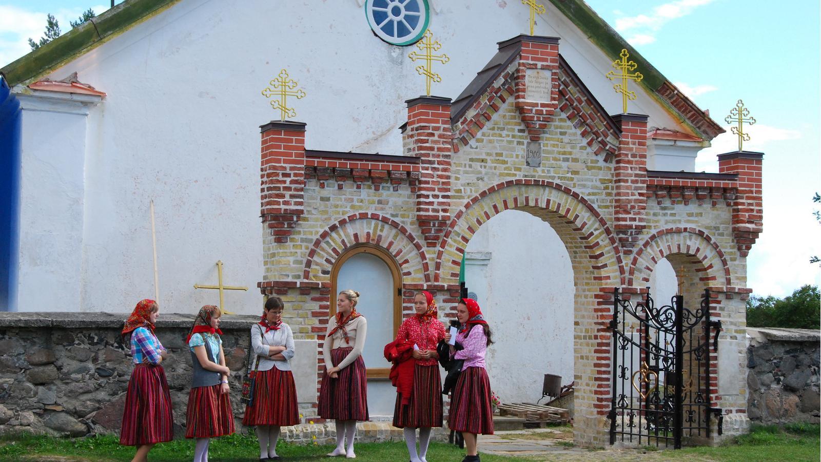 Kihnulaiset tytöt kerääntyvät Kihnun kirkolle