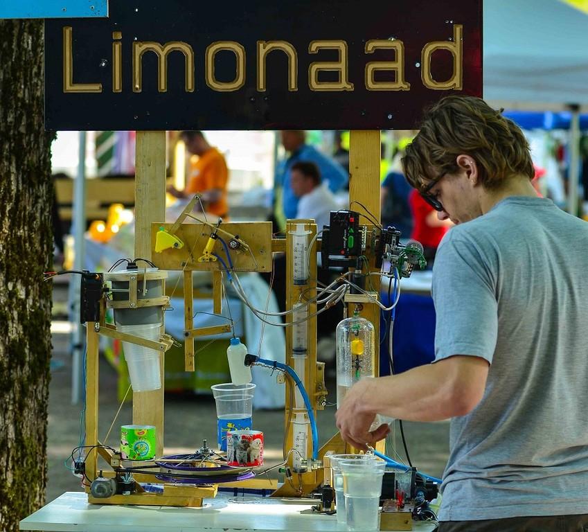 Opiskelija tarjoilee oma tekemällään laitteella valmistettua maukasta limonadia