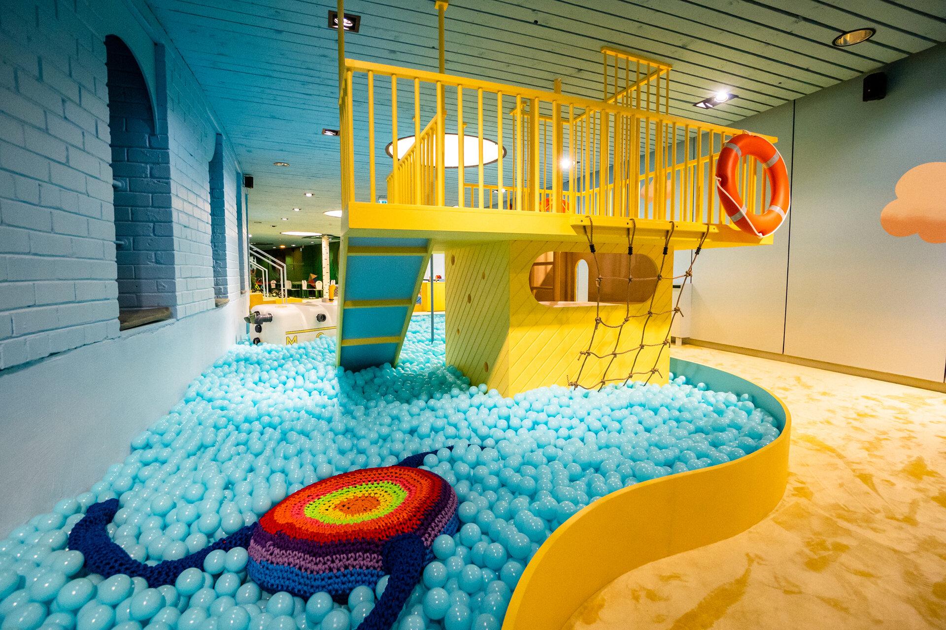 Lotte Play Studio, adventure in the ball pit