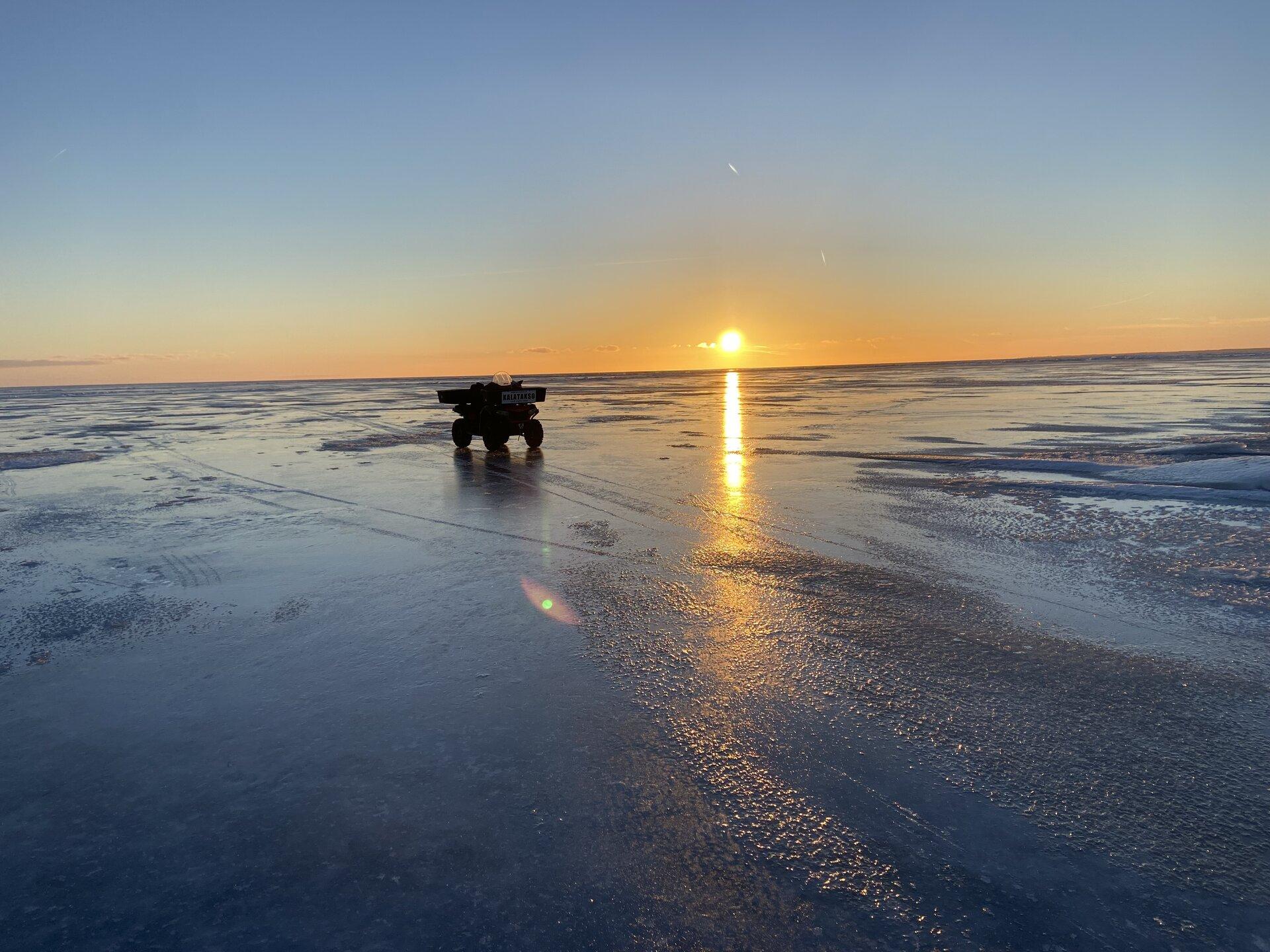 Фотосессия среди ледяных глыб в Пярнуском заливе