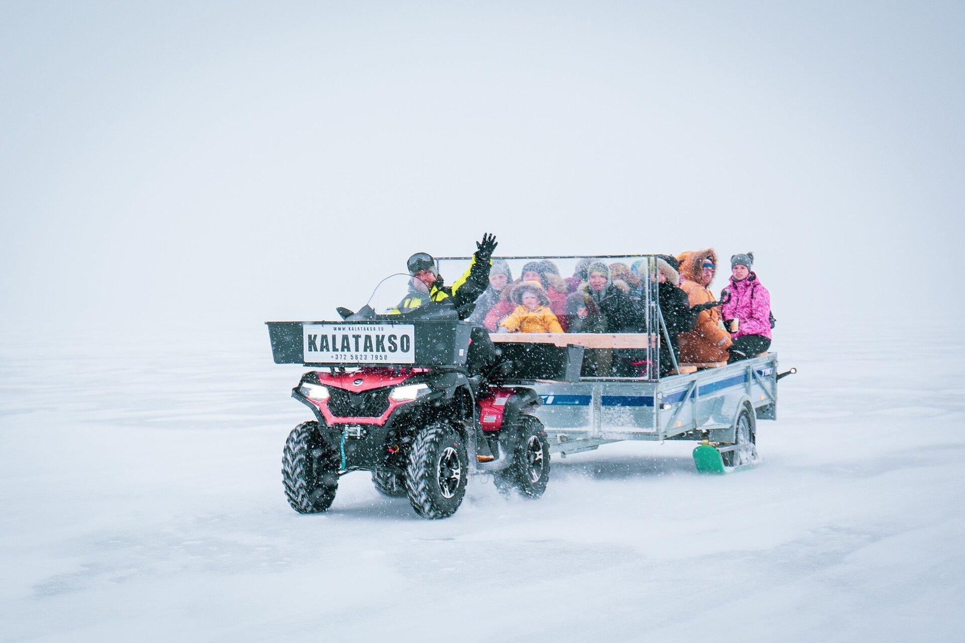 Амфибия - такси для рыбаков на льду Пярнуского залива