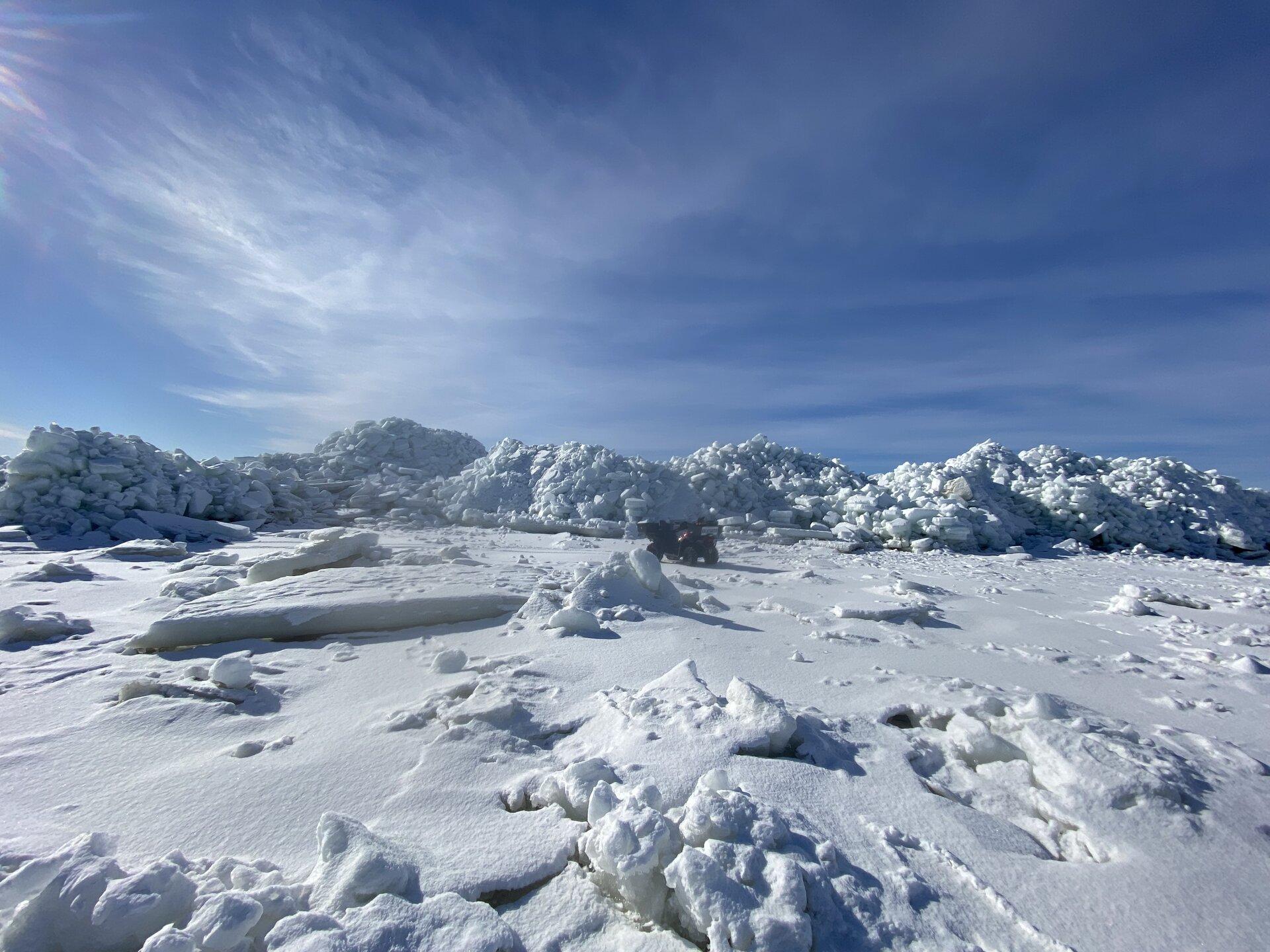 Мощные торосы на льду Пярнуского залива