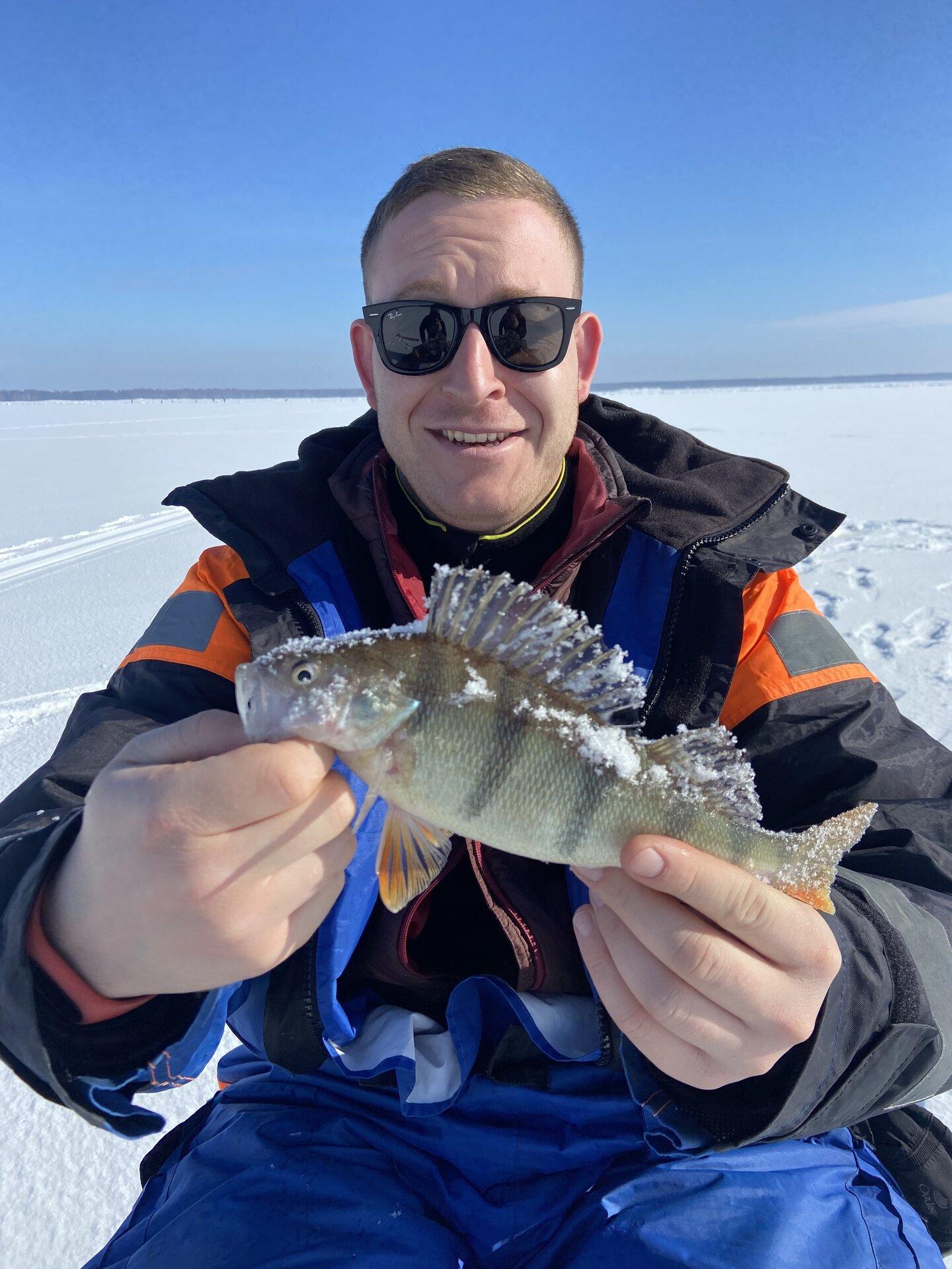 Радостный рыбак на льду Пярнуского залива