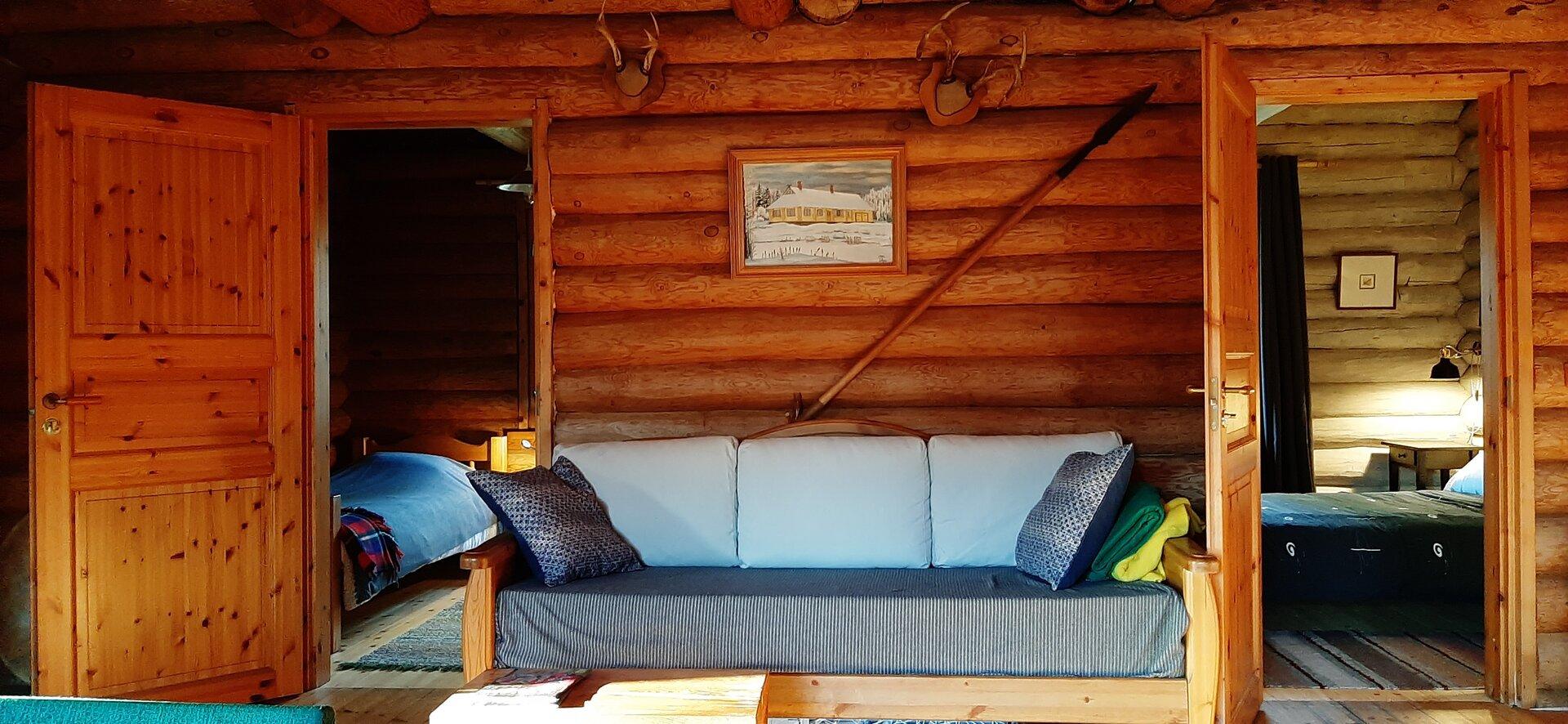 Раскладной диван в жилой риге на туристическом хуторе "Raistiko"