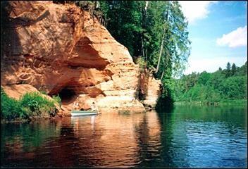 На берегах реки Салатси множество крупных и малых пещер.